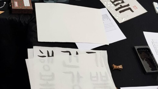 Verschiedene Zettel mit Koreanischen Schriftzeichen