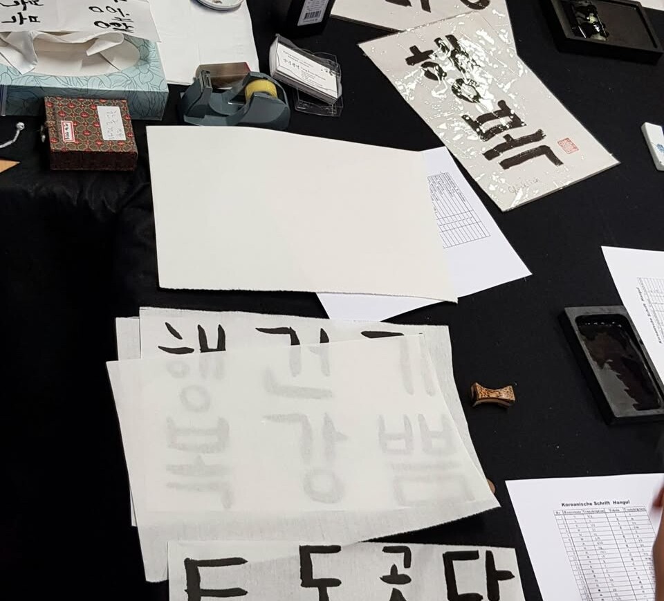 Verschiedene Zettel mit Koreanischen Schriftzeichen