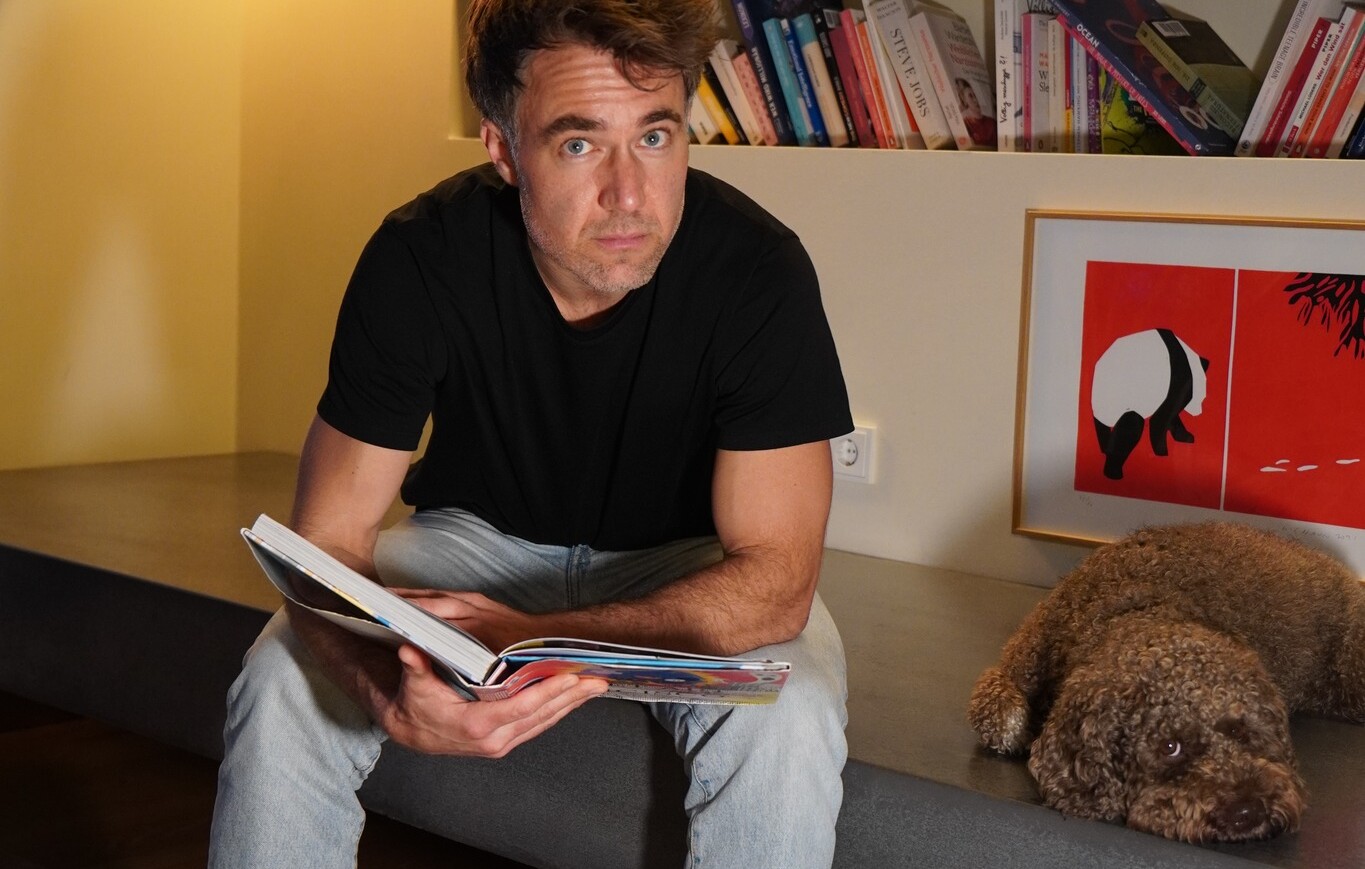 Moritz Hohl auf einer Bank mit einem Buch in der Hand