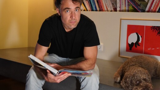 Moritz Hohl auf einer Bank mit einem Buch in der Hand