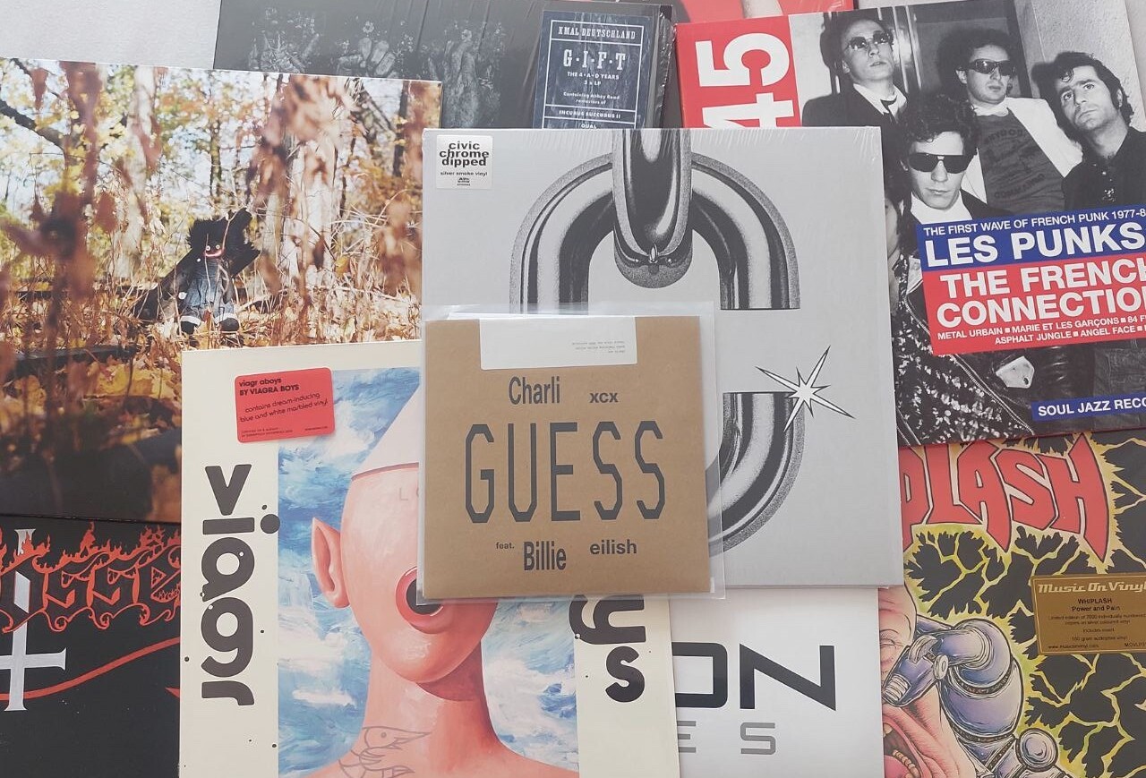 Viele Platten aufeinanderliegend auf einem Tisch