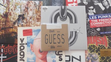 Viele Platten aufeinanderliegend auf einem Tisch