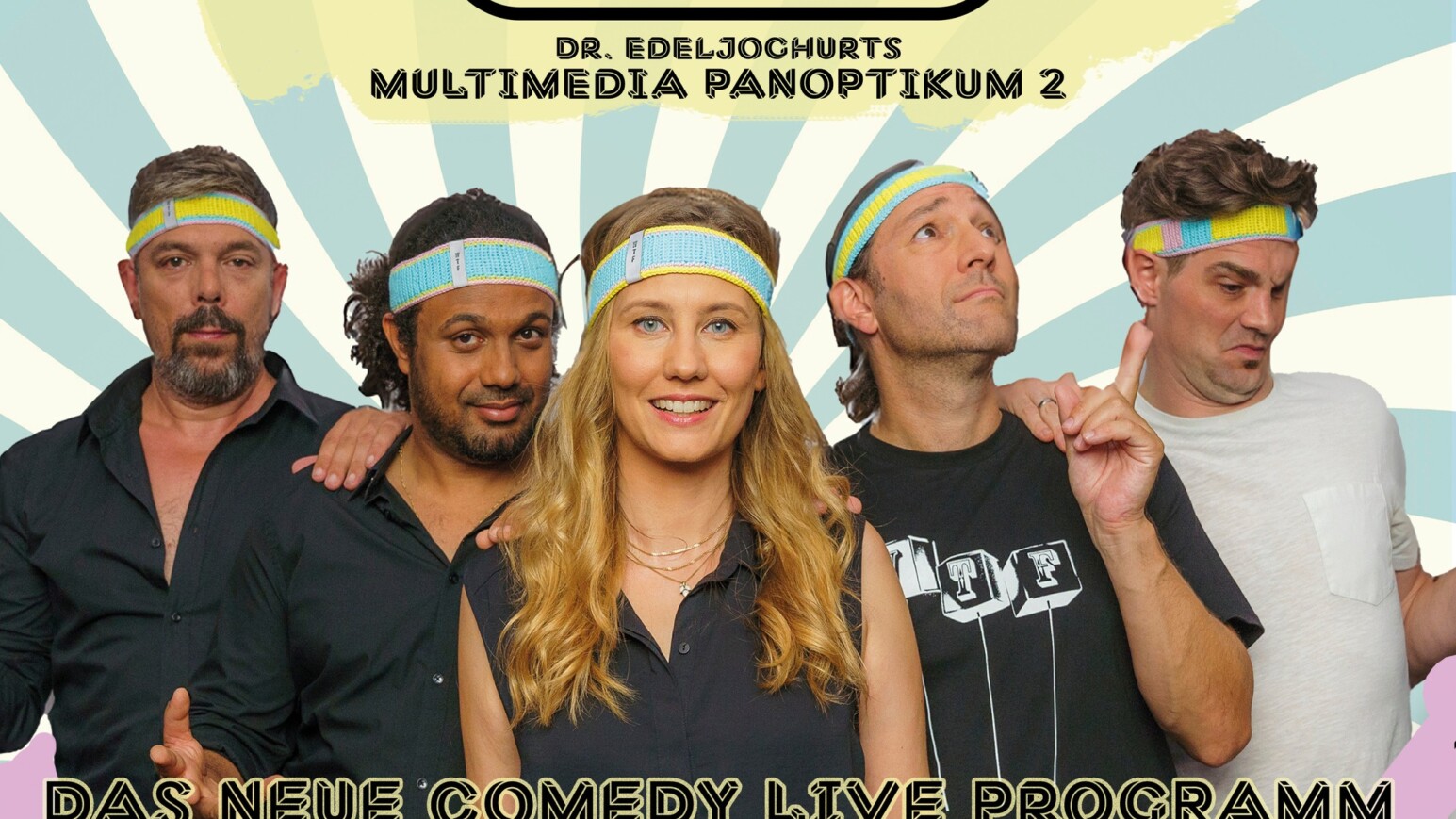 Fünf Personen stehen nebeneinander, drei Männer und zwei Frauen, lässige Kleidung, Schriftzug 'Dr. Edeljoghurts Multimedia Panoptikum 2' und 'Das neue Comedy Live Programm' über und unter ihnen.