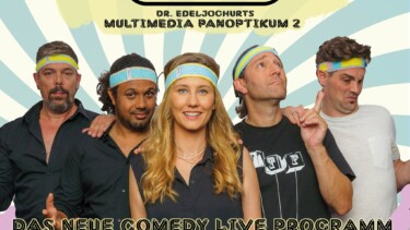 Fünf Personen stehen nebeneinander, drei Männer und zwei Frauen, lässige Kleidung, Schriftzug 'Dr. Edeljoghurts Multimedia Panoptikum 2' und 'Das neue Comedy Live Programm' über und unter ihnen.