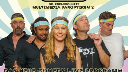 Fünf Personen stehen nebeneinander, drei Männer und zwei Frauen, lässige Kleidung, Schriftzug 'Dr. Edeljoghurts Multimedia Panoptikum 2' und 'Das neue Comedy Live Programm' über und unter ihnen.
