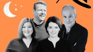 Vier Personen in dunkler und heller Kleidung, stehend und leicht zueinander gewandt