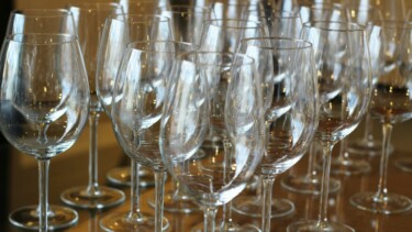 Ein Tisch mit vielen Weingläsern