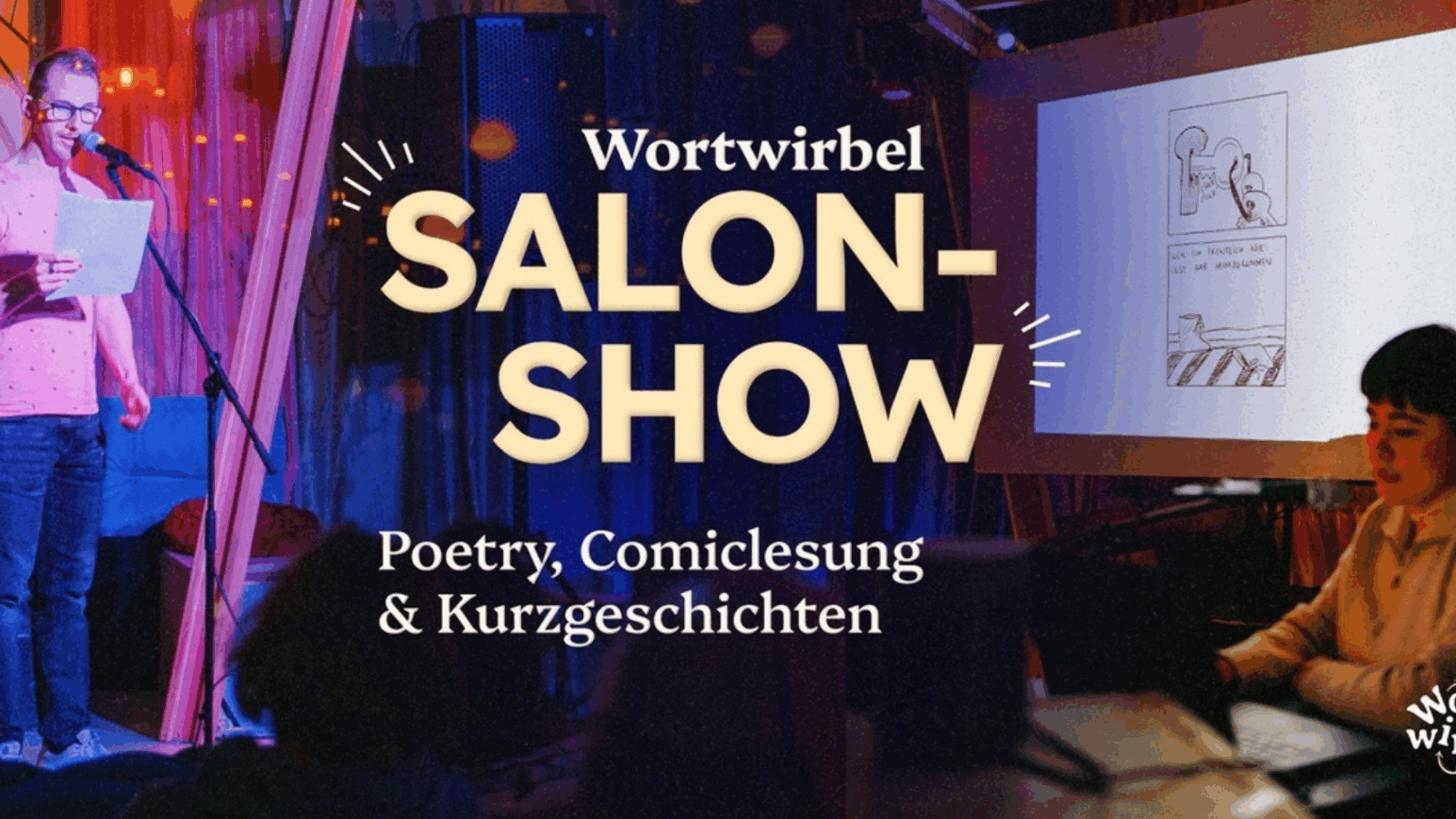 Bühne mit Mikrofon, Person liest vor, Projektion mit Comiczeichnungen, Publikum im Dunkeln, Text 'Wortwirbel SALON-SHOW Poetry, Comicslesung & Kurzgeschichten'
