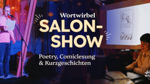 Bühne mit Mikrofon, Person liest vor, Projektion mit Comiczeichnungen, Publikum im Dunkeln, Text 'Wortwirbel SALON-SHOW Poetry, Comicslesung & Kurzgeschichten'