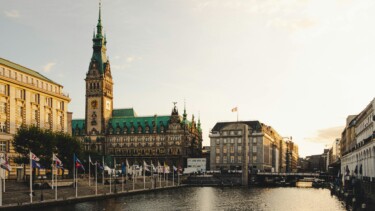 Die Innenstadt in Hamburg mit Blick aufs Wasser und das Rathaus