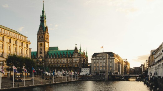 Die Innenstadt in Hamburg mit Blick aufs Wasser und das Rathaus