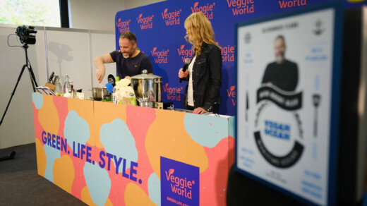 2 Personen vor einer Werbewand am kochen bei VeggieWorld