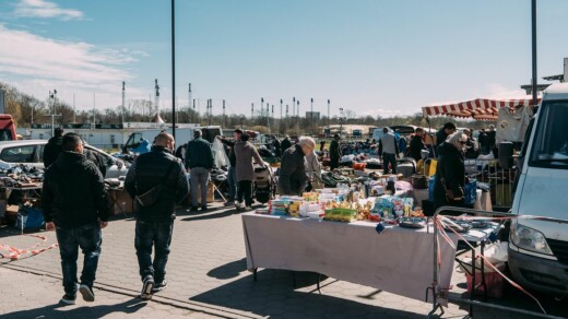 Flohmarkt auf einem Platz mit Menschen