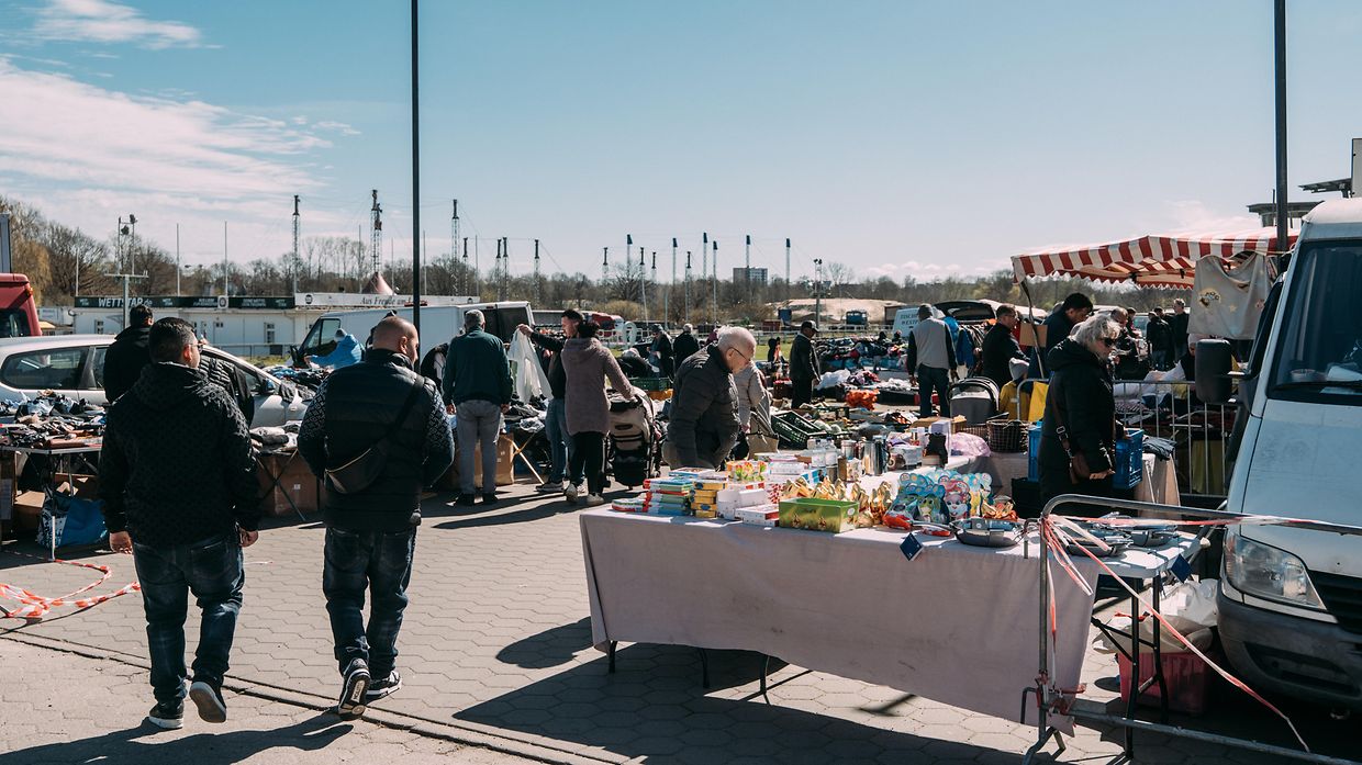 Flohmarkt auf einem Platz mit Menschen