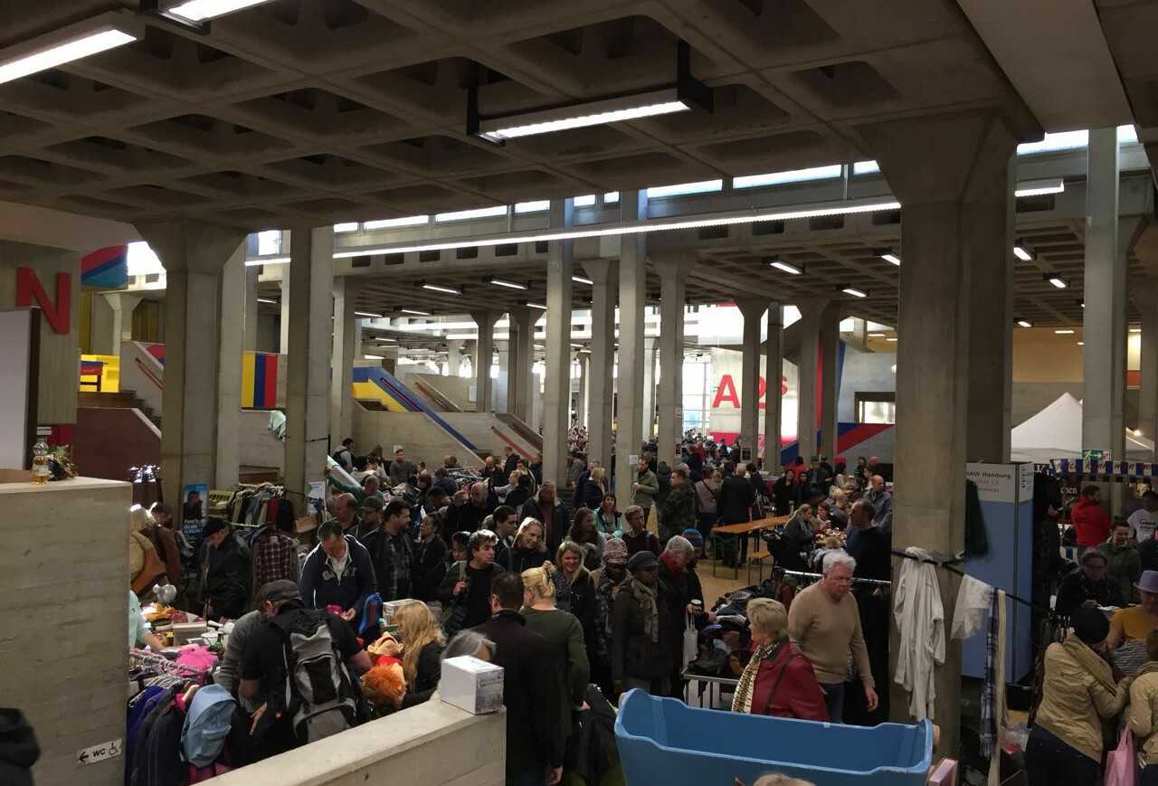 Menschenmenge in einer Halle auf einem Flohmarkt