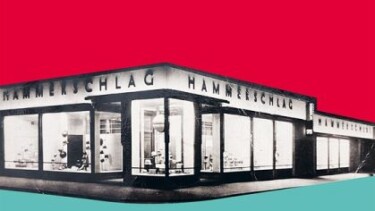 Buchcover mit rotem und türkisfarbenem Hintergrund, Titel 'DER RAUB', Autor 'Cord Aschenbrenner', Foto eines Geschäftshauses mit Schriftzug 'HAMMERSCHLAG' und Untertitel zu Enteignung jüdischer Geschäftsleute in Hamburg.