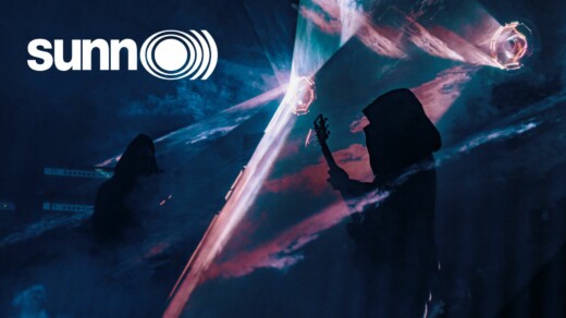 Silhouetten zweier Musiker auf Bühne mit Gitarre und Mikrofon, Lichtstrahlen und Nebel, Logo 'sunn O)' oben links