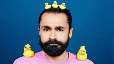 Mustafa Algiyadi im Portrait mit Quietsche Enten auf dem Kopf und den Schultern