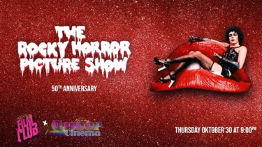 Rote Lippen-Sofa mit Person in schwarzem Lackkleid und High Heels, daneben Schriftzug 'THE ROCKY HORROR PICTURE SHOW 50th ANNIVERSARY' auf rotem Glitzerhintergrund.