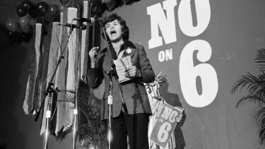 Sally auf einer Bühne