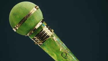 Ein grünes Mikrofon