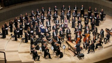 Ein großes Orchester von oben