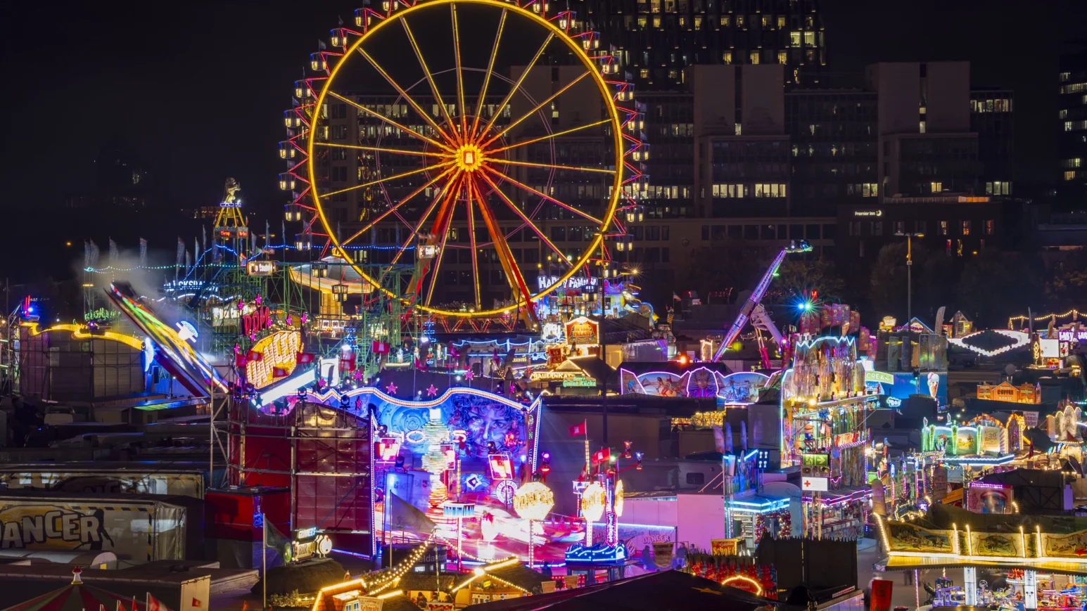 Der leuchtende Winterdom mit verschiedenen Fahrgeschäften von oben