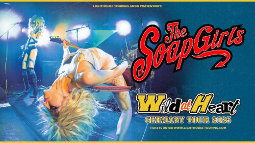 Bühnenaufnahme der Band The Soap Girls mit Sängerin, die sich nach hinten beugt, und Gitarristin im Hintergrund, dazu Schriftzug 'The Soap Girls Wild at Heart Germany Tour 2025'.