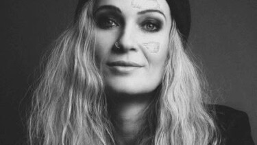 Anika Nilles im schwarz weiß Portrait