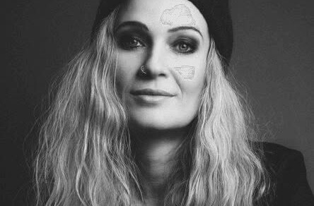 Anika Nilles im schwarz weiß Portrait