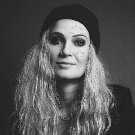 Anika Nilles im schwarz weiß Portrait