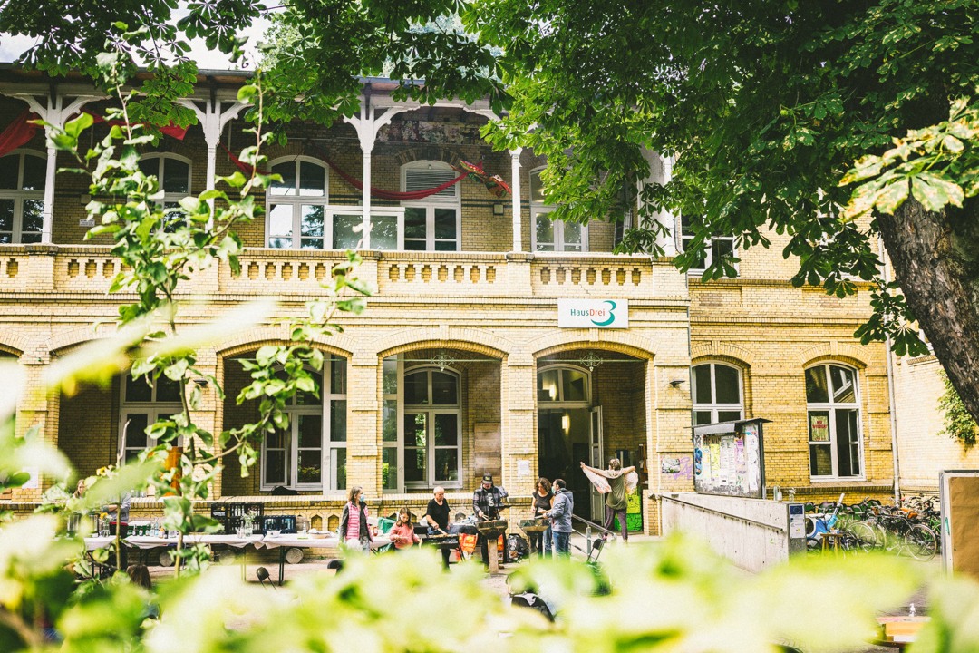 Das Haus Drei von außen