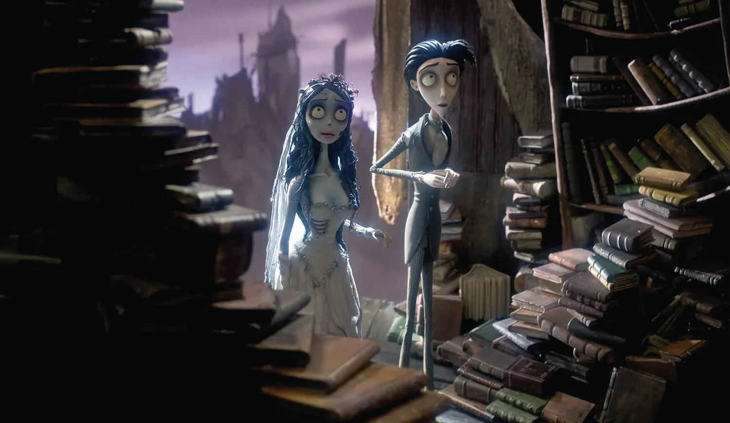 Zwei animierte Figuren aus dem Film Corpse Bride in einem Raum voller Bücher