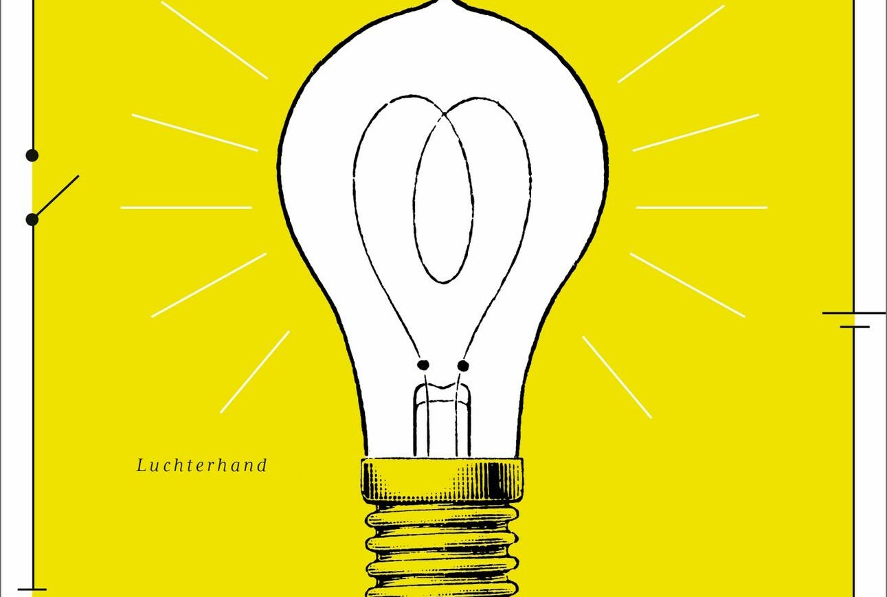 Glühbirne mit sichtbarem Glühfaden auf gelbem Hintergrund