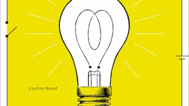 Glühbirne mit sichtbarem Glühfaden auf gelbem Hintergrund