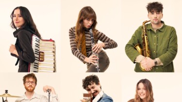 Drei Personen mit Musikinstrumenten: eine mit Akkordeon, eine mit Klarinette, eine mit Saxophon, alle stehend, eine weitere Person sitzt am Schlagzeug mit Drumsticks. Darunter auch drei Personen mit Instrumenten.