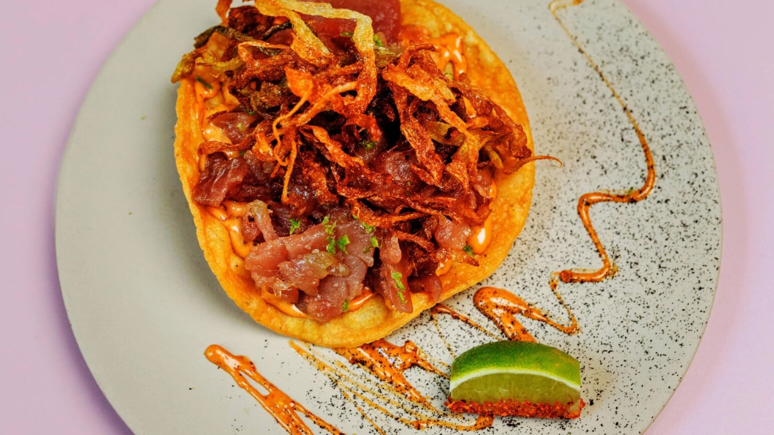 Beim ChampionsDinner kochen die Genuss-Michel-Gewinner 2025 ein Sechs-Gänge-Menü. Mit dabei: Juan sin Miedo mit Tostada de Atún ( ©Julia Schumacher)