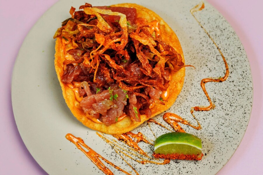 Beim ChampionsDinner kochen die Genuss-Michel-Gewinner 2025 ein Sechs-Gänge-Menü. Mit dabei: Juan sin Miedo mit Tostada de Atún ( ©Julia Schumacher)