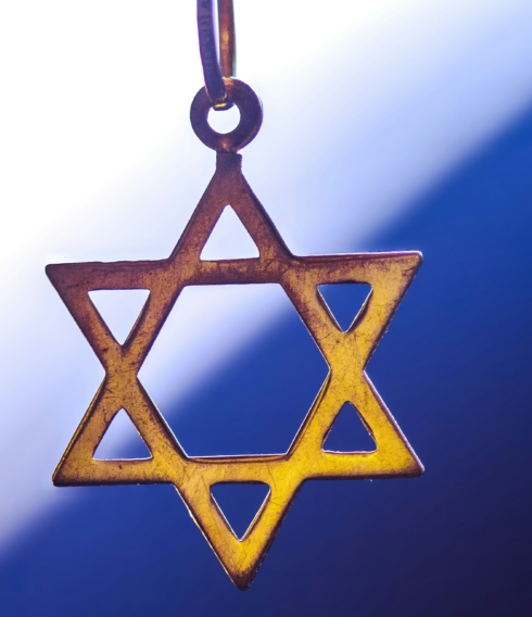 Der Davidstern ist eines der Glaubenssymbole der jüdischen Gemeinschaft weltweit. Während der Shoa wurde er europaweit zum Symbol der Diskriminierung von Jüdinnen und Juden