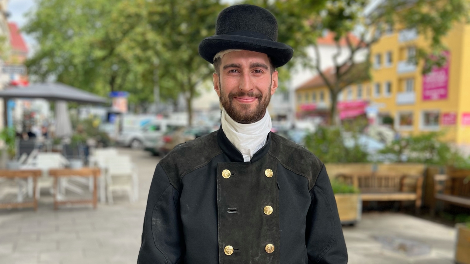 Jung, sympathisch und wichtiger Teil der Energiewende: der Schornsteinfegermeister Louis Bergerhoff