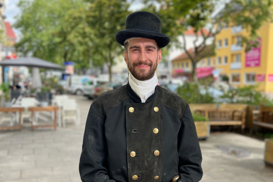 Jung, sympathisch und wichtiger Teil der Energiewende: der Schornsteinfegermeister Louis Bergerhoff