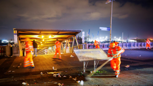 Mitarbeiter der Stadtreinigung Hamburg räumen abgebrannte Feuerwerkskörper und anderen Müll von der Promenade an den Landungsbrücken.