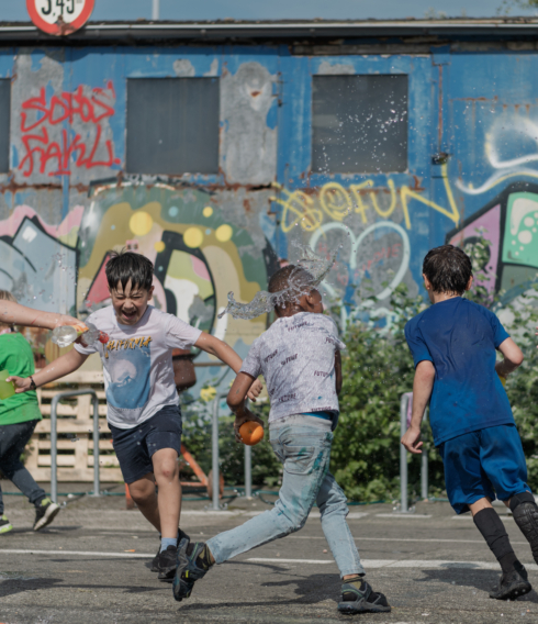 Auf der letzten Lüttville Ferienfreizeit hatten die Kinder wie hier, bei einer Wasserschlacht, viel Spaß