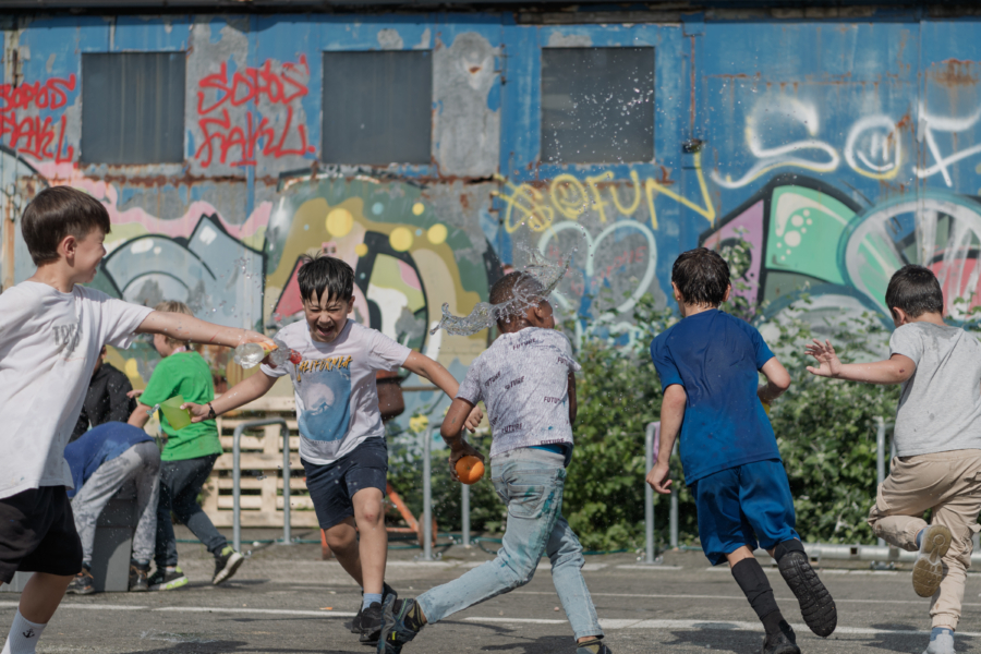 Auf der letzten Lüttville Ferienfreizeit hatten die Kinder wie hier, bei einer Wasserschlacht, viel Spaß