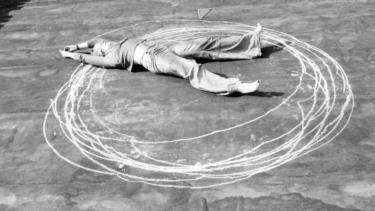 Mystisch, vielsagend, körperlich: ein Detail aus der Fotosequenz „Ohne Titel (Kreidekreis)“ von 1974