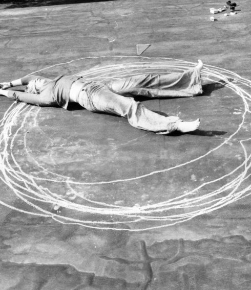 Mystisch, vielsagend, körperlich: ein Detail aus der Fotosequenz „Ohne Titel (Kreidekreis)“ von 1974