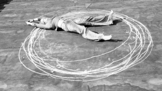 Mystisch, vielsagend, körperlich: ein Detail aus der Fotosequenz „Ohne Titel (Kreidekreis)“ von 1974