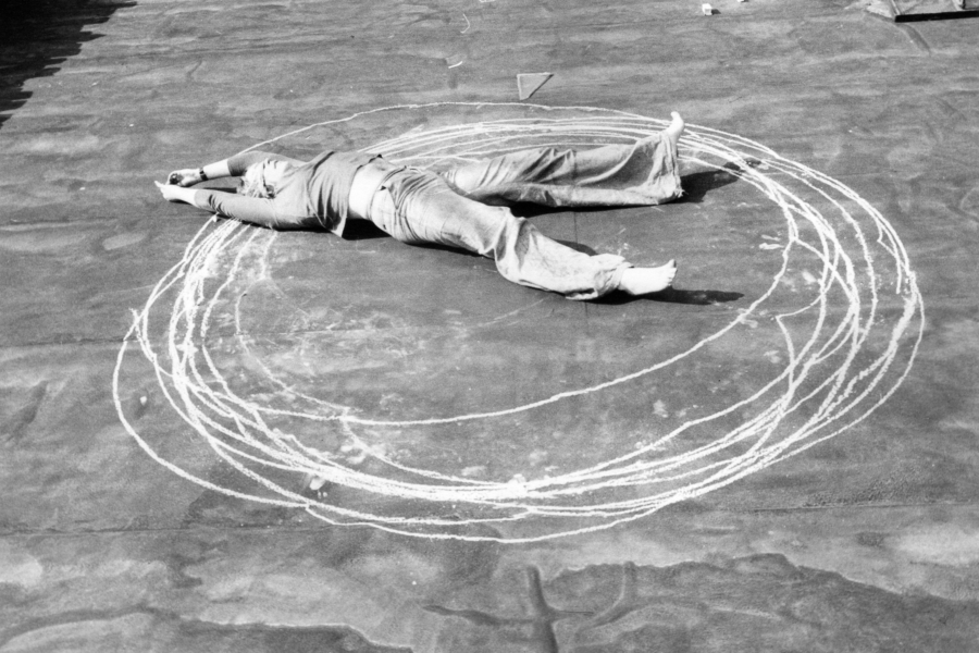 Mystisch, vielsagend, körperlich: ein Detail aus der Fotosequenz „Ohne Titel (Kreidekreis)“ von 1974