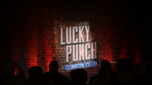 Der Lucky Punch Comedy Club gastiert immer einmal im Monat in Hamburg und lässt die besten Comedy-Newcomer auftreten