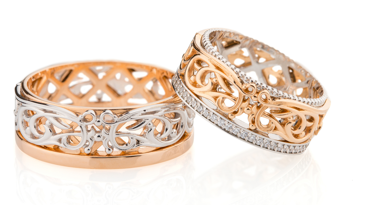 Weiss- und Rotgold Trauringe mit Milgriffrand und Ajoursägungen in Handarbeit